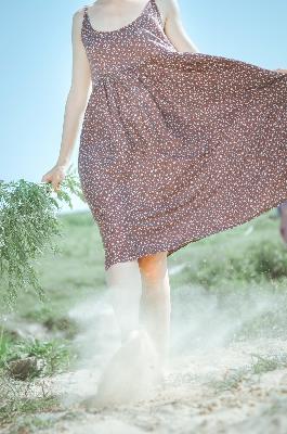 被八个男人扒开腿灌了牛奶