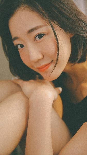 双乳被四个男人吃奶