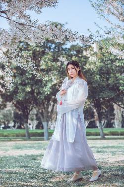女人张开腿让男人添