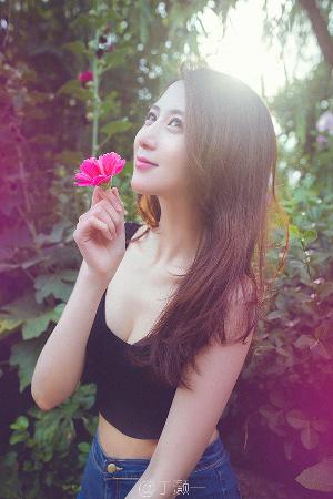 人妻在客厅被C的呻吟